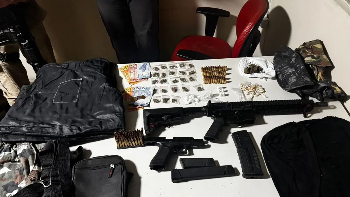 No local os policiais apreenderam um fuzil calibre 5,56
