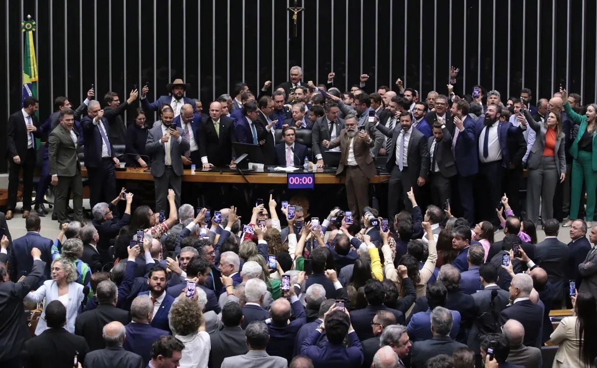 Oposição na tentativa de obstruir a sessão na Câmara dos Deputados