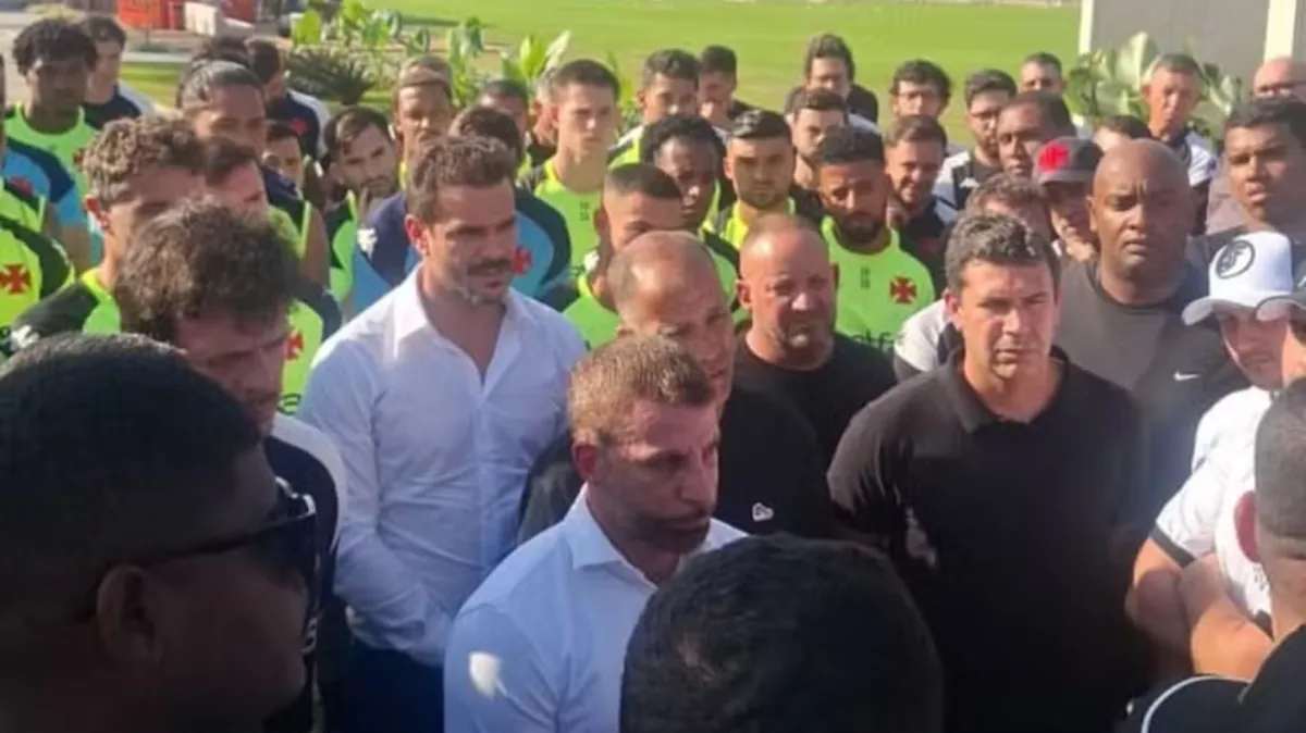Organizada conversando com diretoria e elenco do Vasco