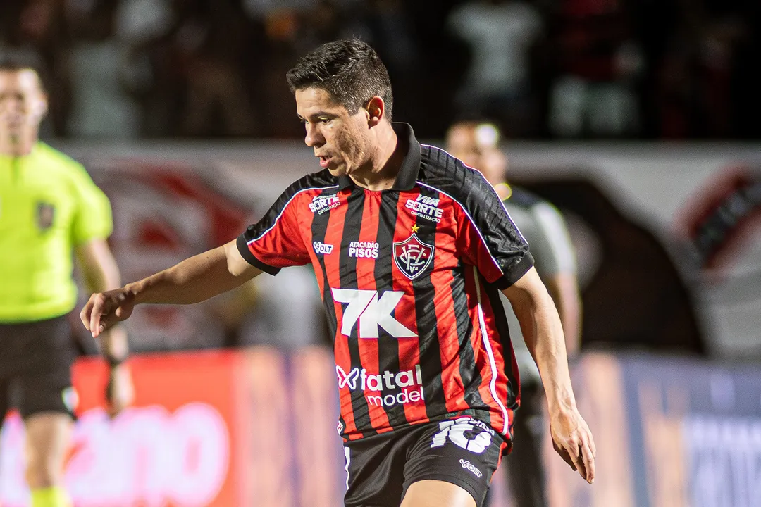 Osvaldo, atacante do Vitória