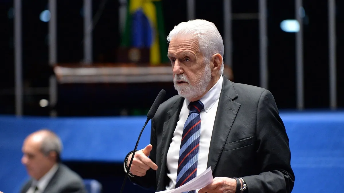 Senador Jaques Wagner lendo parecer da PEC 66
