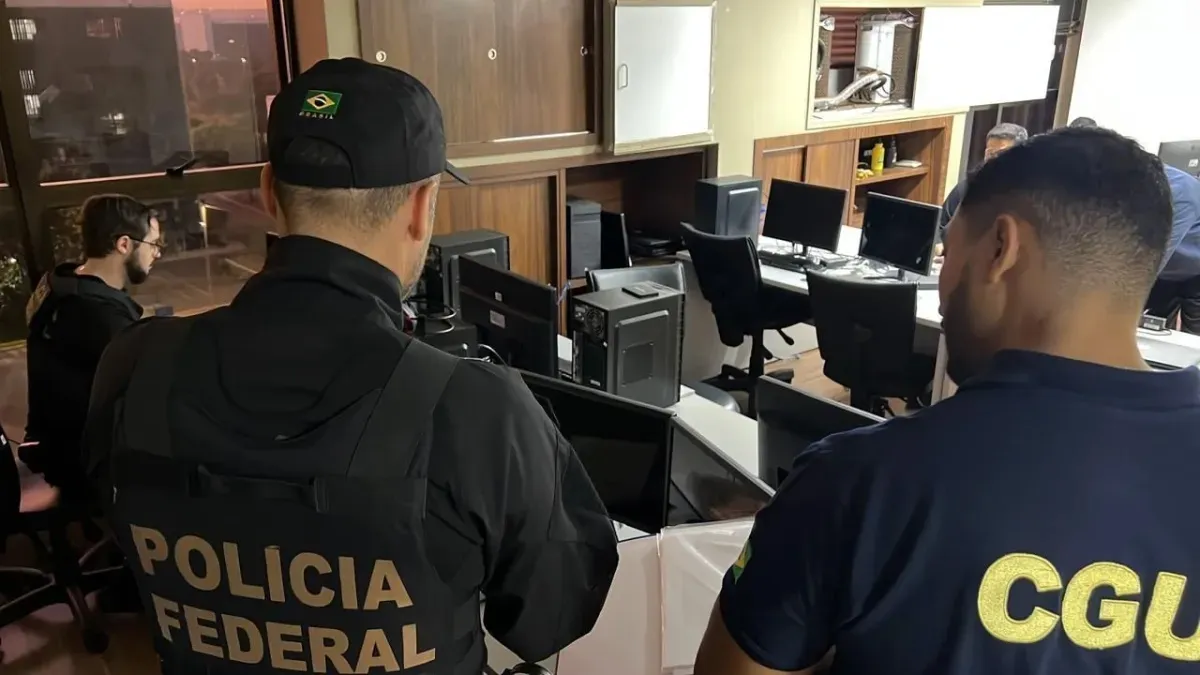 Estão sendo cumpridos 16 mandados de busca e apreensão expedidos pelo STF