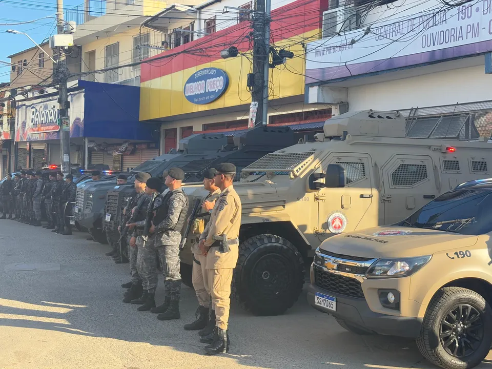 Policiais cumprindo diligências no Bairro da Paz