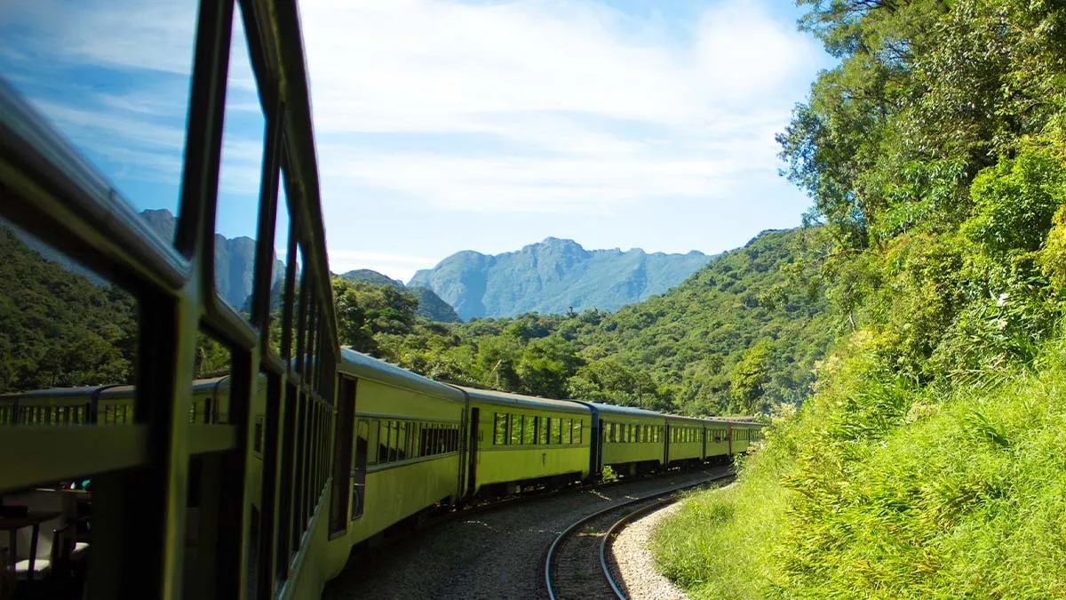 Trajeto de trem vai de Curitiba até Morretes