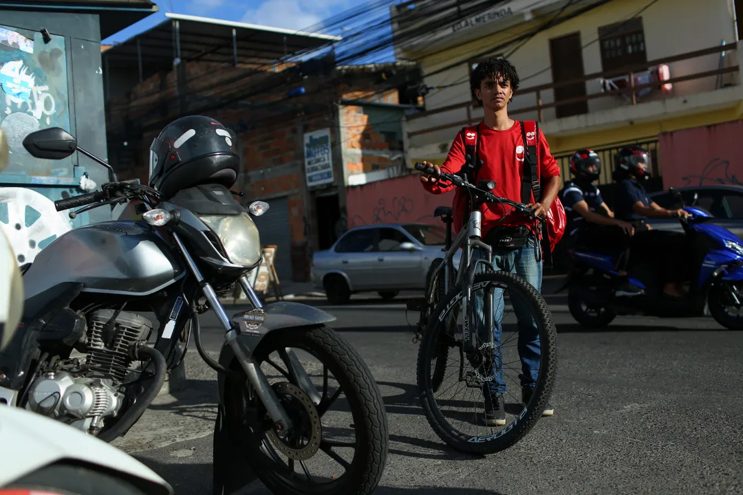 Entregador Rodrigo trocou a bicicleta por moto: ‘É profissão que não tem segurança'