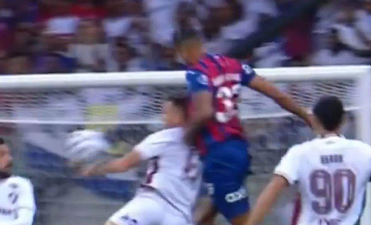 Lance que gerou polêmica na Arena Fonte Nova