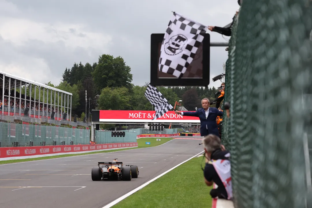 Oscar Piastri superou Lando Norris no GP da Bélgica 2025, venceu pela primeira vez em Spa e abriu 16 pontos de vantagem no Mundial.