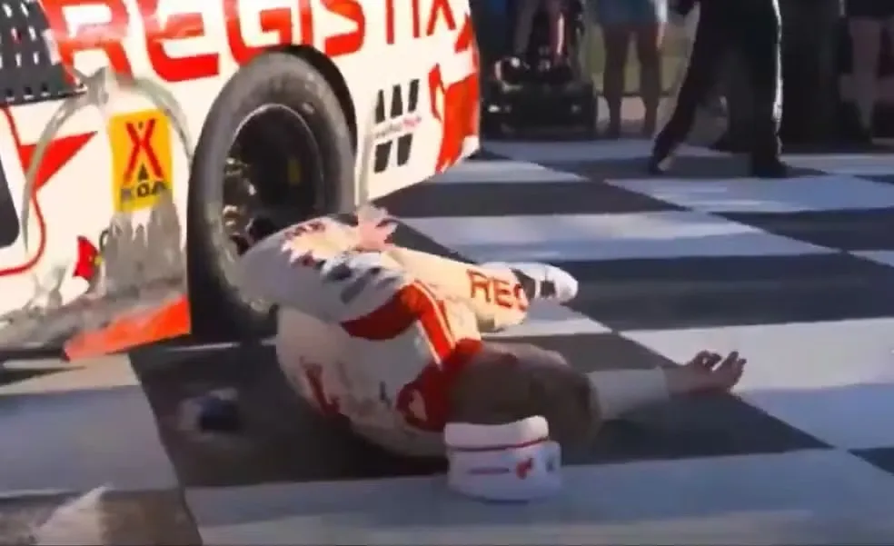 Jovem subiu pela janela do seu Chevrolet para sentar no teto