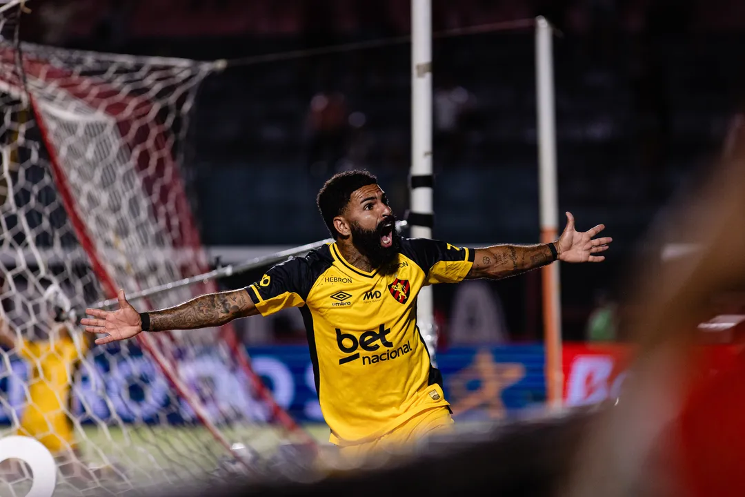 Romarinho saiu do banco e marcou os dois gols do Sport no empate diante do Vitória no Barradão