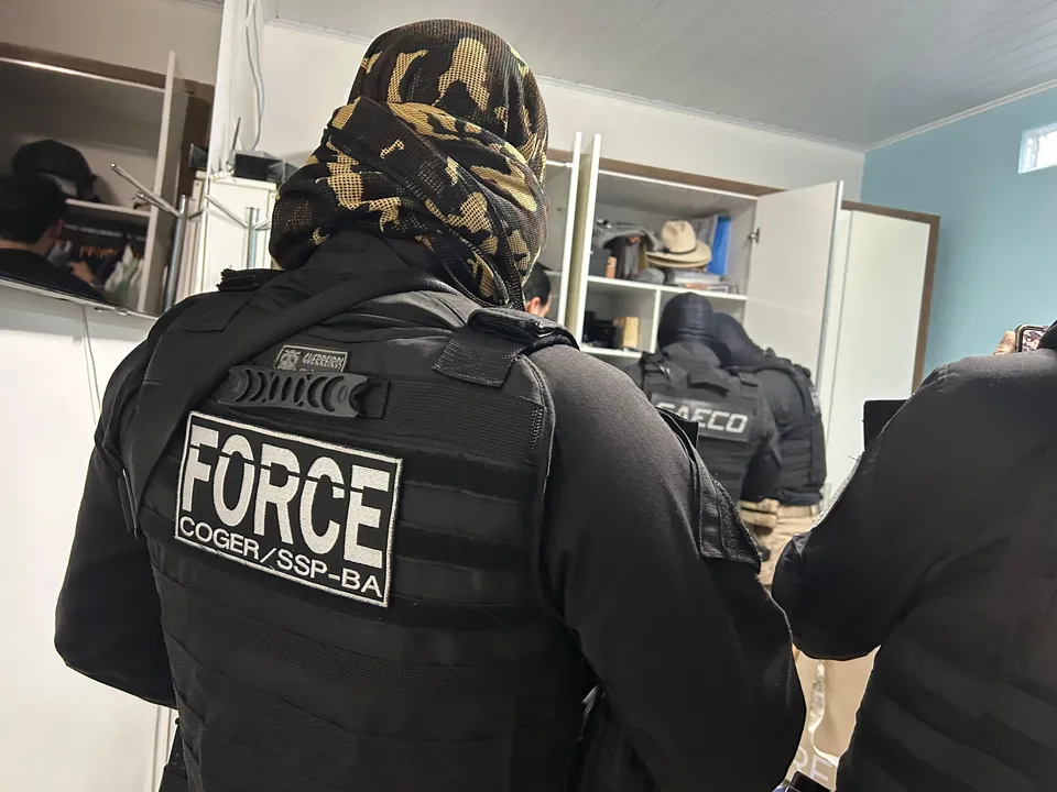Diligências foram cumpridas em endereços residencial e profissional do policial investigado