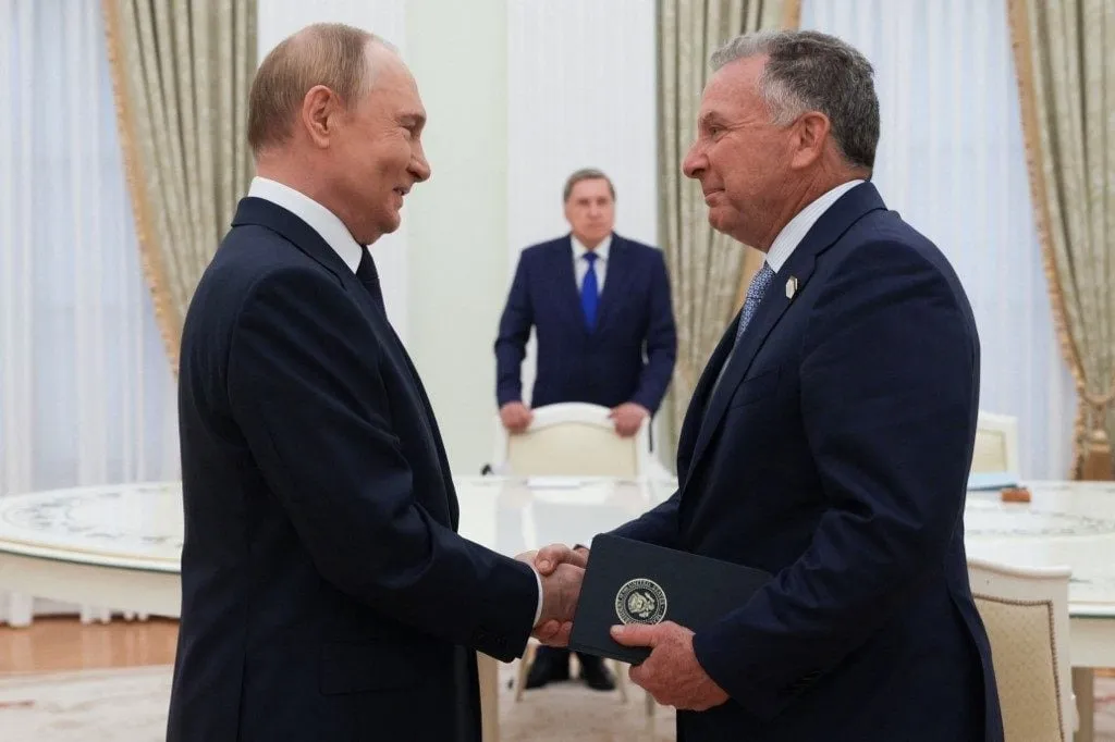 Vladimir Putin e Steve Witkoff, o enviado especial de Trump, para negociar o fim da guerra com a Ucrânia