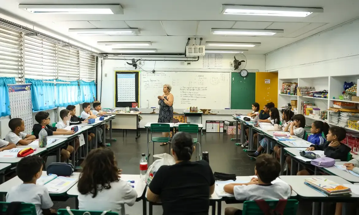 Imagem ilustrativa - Professora em sala de aula com estudantes