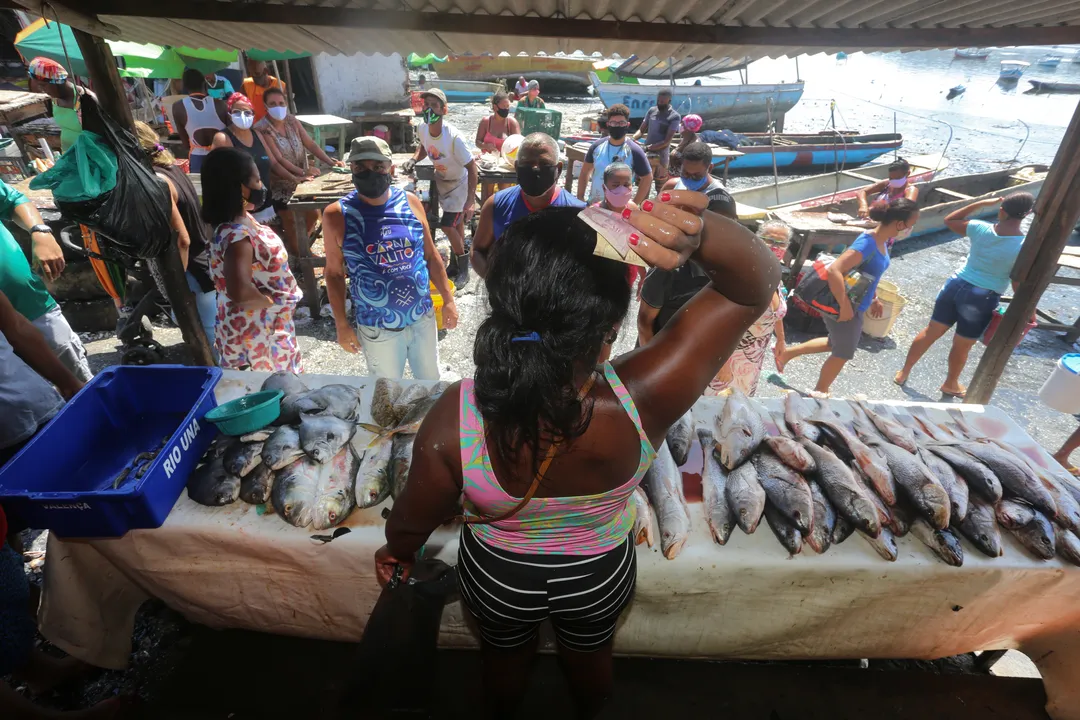 Porto da Sardinha, no bairro Plataforma. Geisa Britto, feirante na sua banca