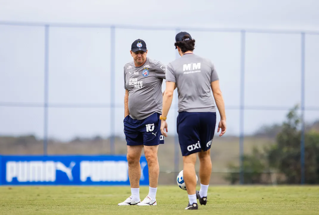 Técnico Rogério Ceni e o auxiliar Charles Hembert durante treino