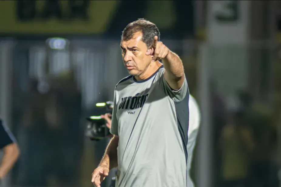 Fábio Carille testa nomes como Romarinho, Ronald e Rúben Rodrigues para assumir a camisa 10 do Vitória, enquanto Matheuzinho busca retomar o protagonismo