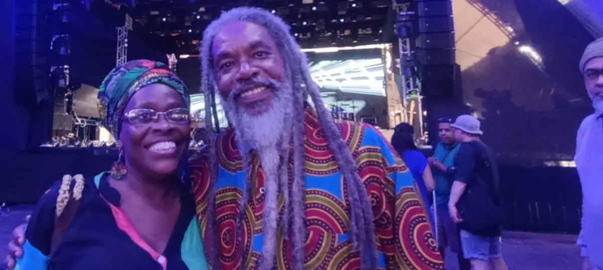 Jussara Santana e Kamaphew Tawa foram curtir show do reggaeman