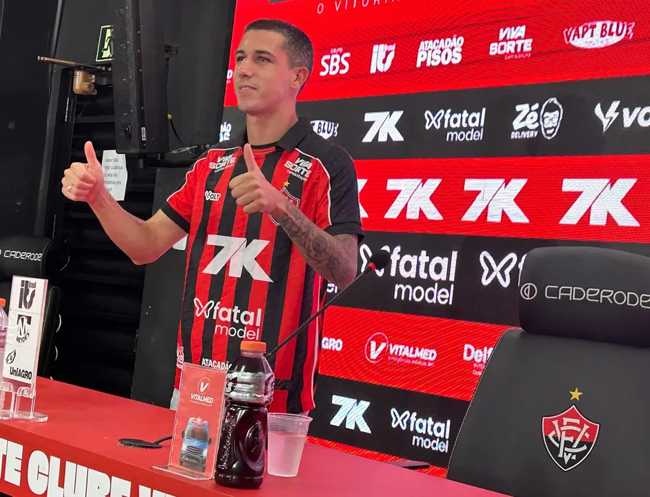 Aitor Cantalapiedra sendo apresentado como novo jogador do Vitória