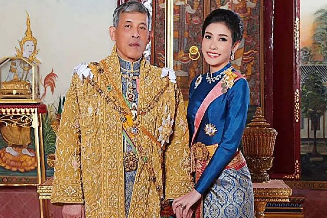 Rei Maha Vajiralongkorn ao lado da consorte real Sineenat Bilaskalayani