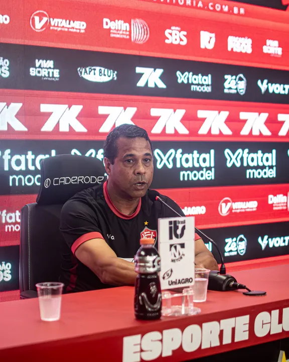 Técnico interino Rodrigo Chagas