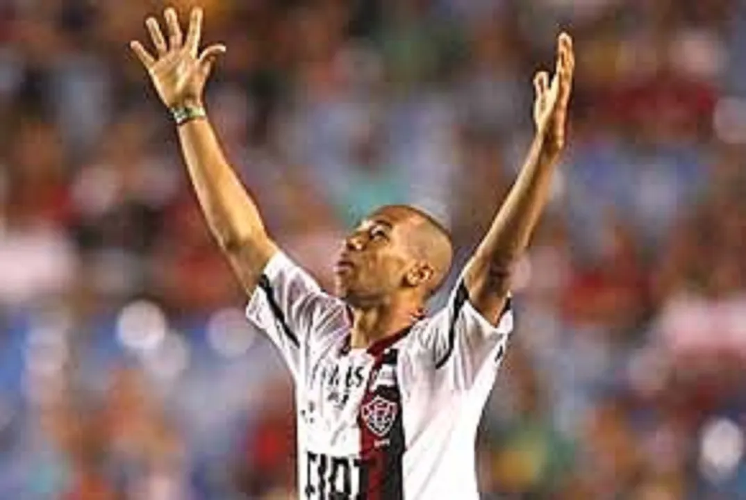 Dinei balançou as redes na última vitória do Vitória no Maracanã
