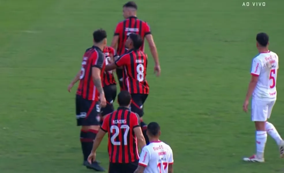 Ronald e Kayzer discutem na vitória sobre o RB Bragantino