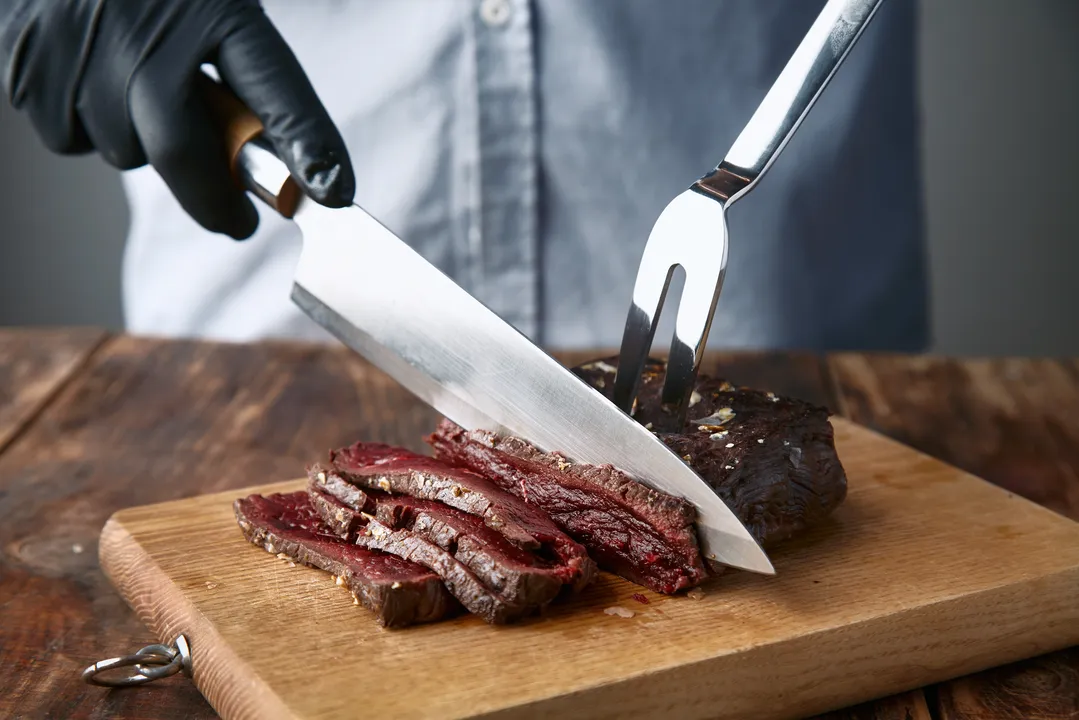 Carne sendo cortado no churrasco