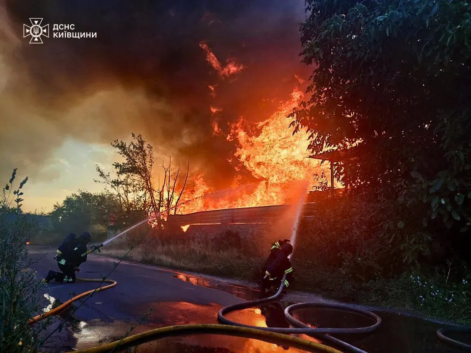Bombeiros apagam incêndio após um ataque russo na região de Kiev, na Ucrânia.