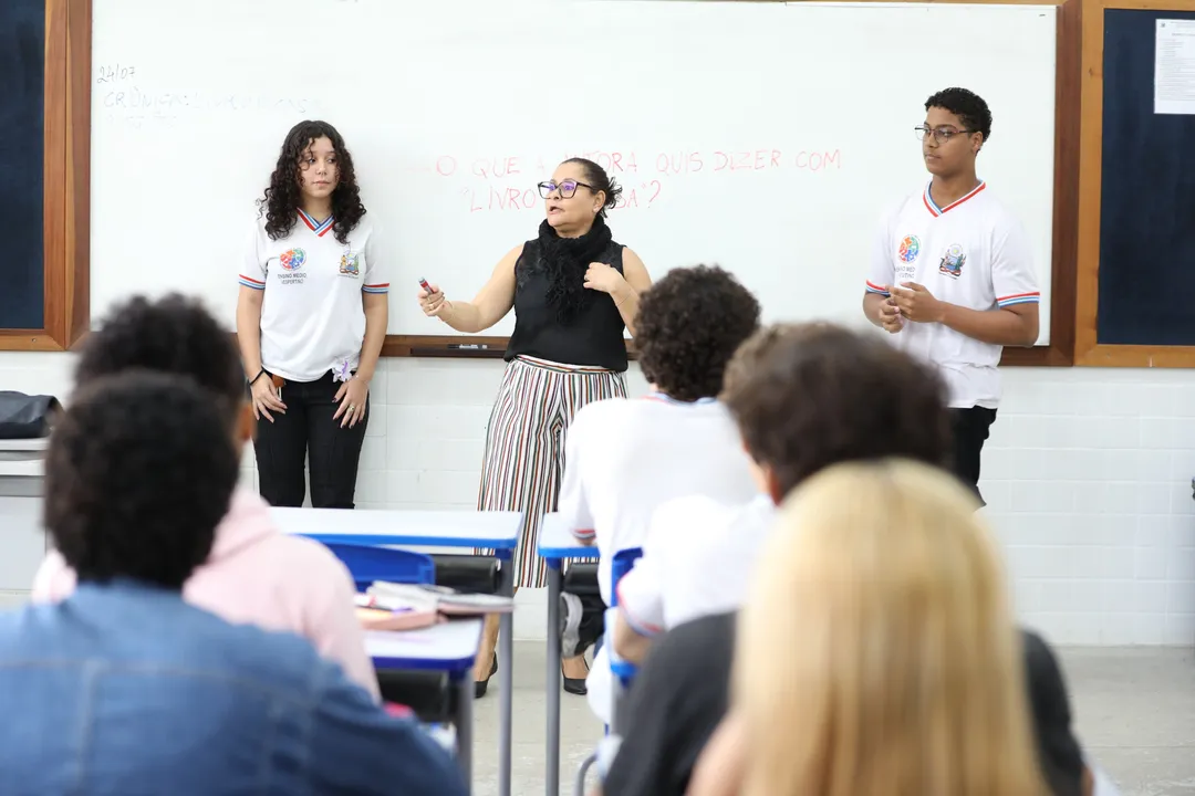 Estudantes e professora da rede estadual