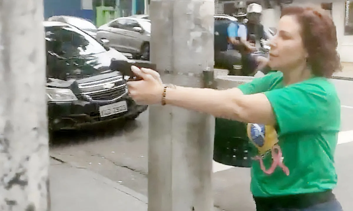 Carla Zambelli perseguiu com uma arma um homem no meio da rua