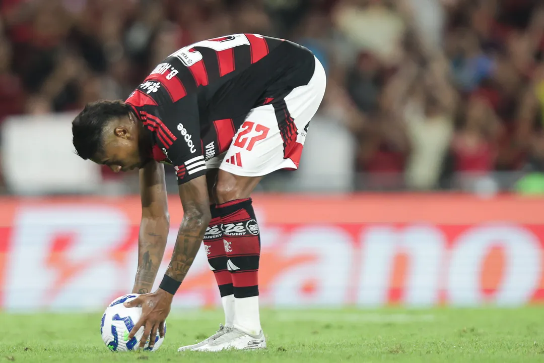 O atacante Bruno Henrique, do Flamengo, é julgado pelo STJD por suspeita de aposta em cartão amarelo contra o Santos no Brasileirão de 2023. Ele pode ser suspenso por até 2 anos e multado em R$ 200 mil.