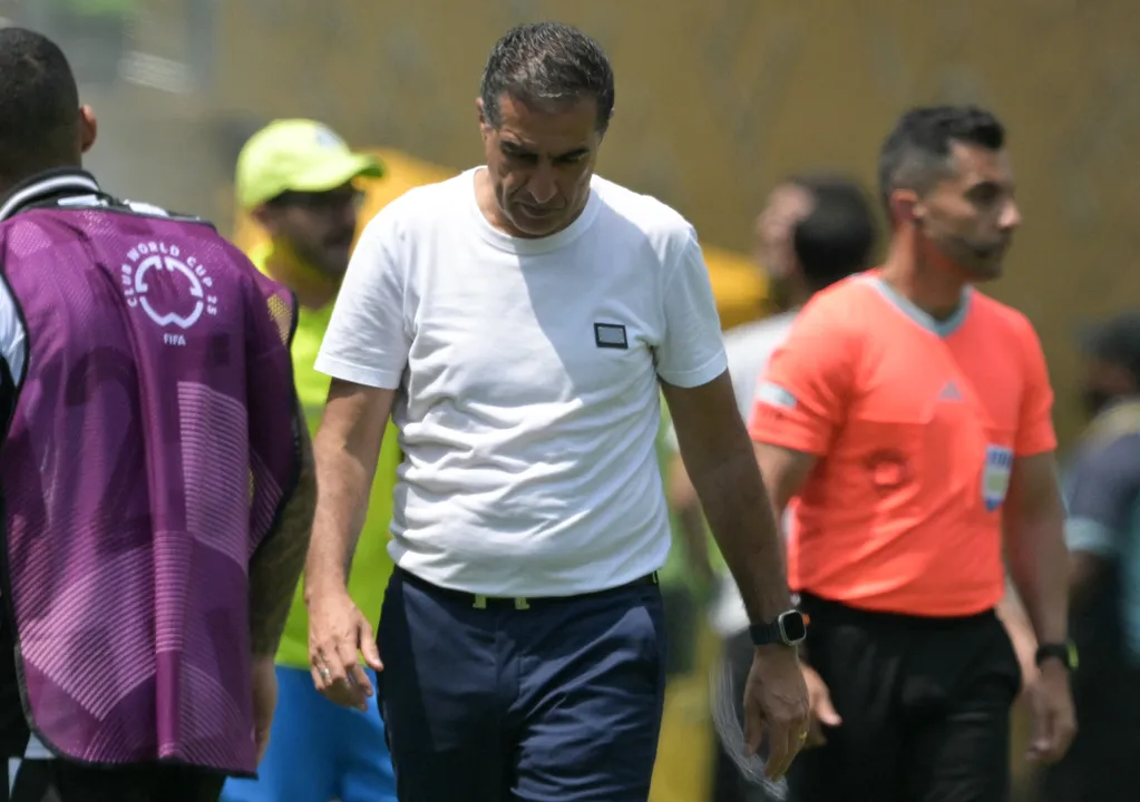 Textor afirmou que Renato Paiva foi demitido do Botafogo por abandonar seu estilo ofensivo. "Quebrou seus princípios", disse o dono da SAF.
