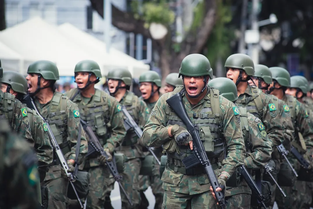 Militares das Forças Armadas desfilaram na Avenida Sete de Setembro neste domingo