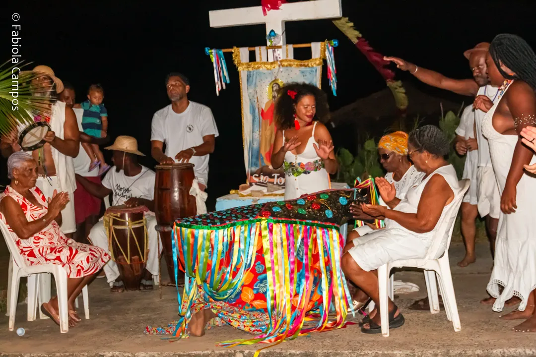 Iniciativa tem levado às ruas de Itapuã rodas de fuxico, conversas com mestres griôs e manifestações tradicionais