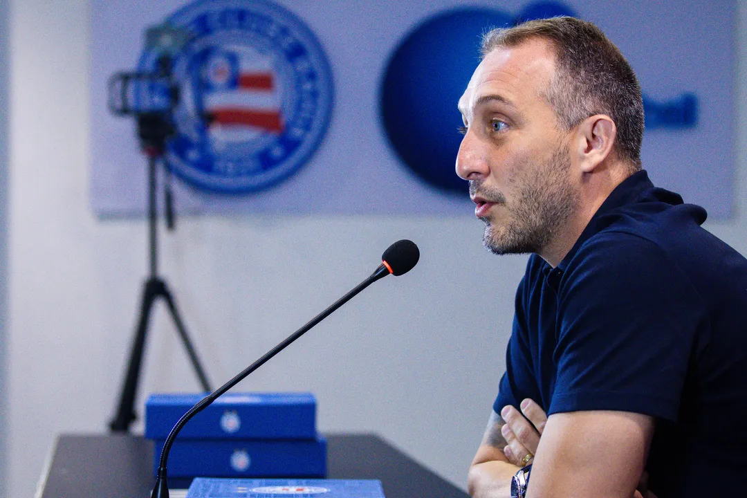 O diretor Cadu Santoro agradeceu Marcos Felipe pela contribuição ao Bahia, em coletiva de apresentação de João Paulo