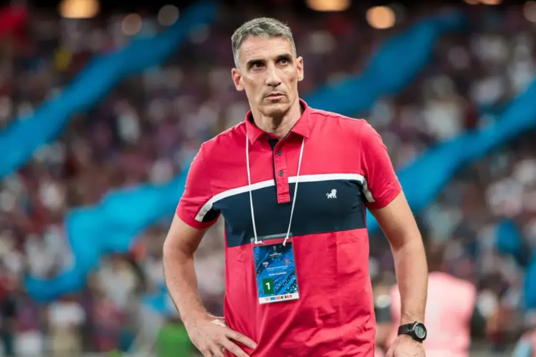 Santos anuncia Juan Pablo Vojvoda como novo técnico até 2026. O argentino chega em meio à crise e fará sua estreia contra o Fluminense no dia 31 de agosto.