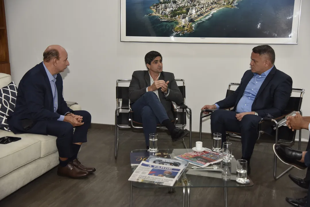 Secretário Pablo Barrozo, da Seagri, com João de Mello Leitão, presidente do Grupo A TARDE e Luciano Neves, diretor de Relações Institucionais do grupo