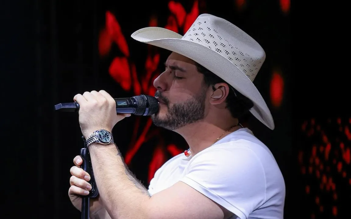 O cantor celebrou a conquista