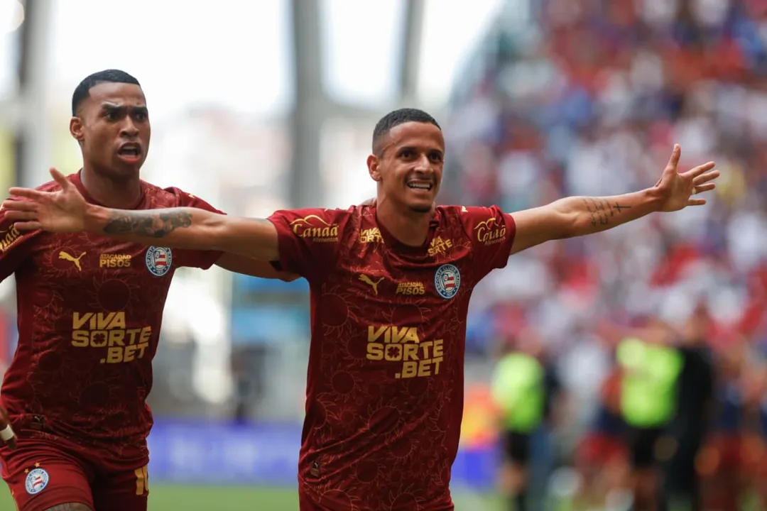 Bahia vence Santos por 2 a 0 com gols de Juba e Lucho, mantendo a equipe na 4ª posição do Brasileirão. O técnico Carlo Ancelotti acompanhou a partida de perto na Arena Fonte Nova.