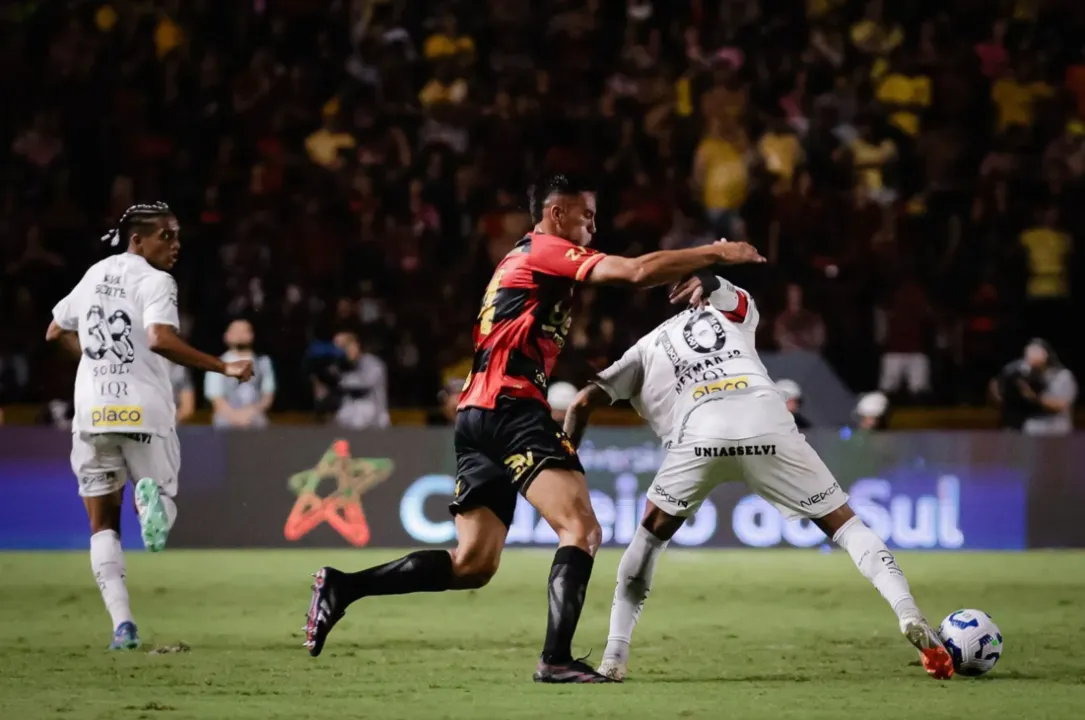 Sport abre 2 a 0, mas Santos empata na Ilha do Retiro e Leão chega a 18 jogos sem vencer na temporada, permanecendo na lanterna da Série A
