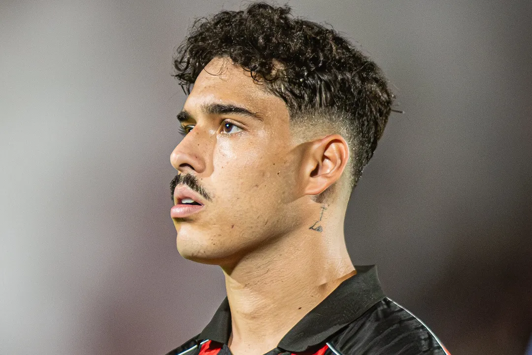Após a vitória do Vitória sobre o Atlético-MG no Barradão, Lucas Halter exaltou a força da torcida rubro-negra e destacou a estreia de Camutanga na zaga pelo Brasileirão