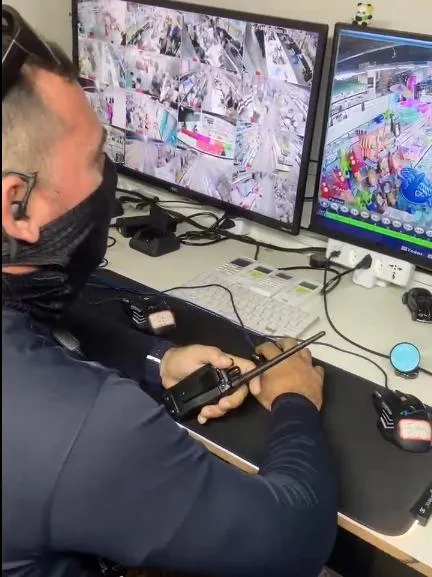 Baiana foi abordada por três seguranças