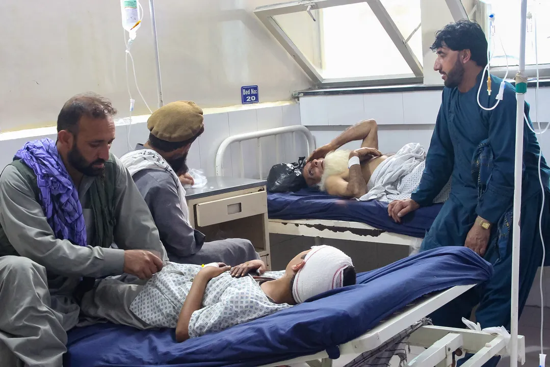Afegãos feridos recebem tratamento em um hospital após um terremoto em Jalalabad.