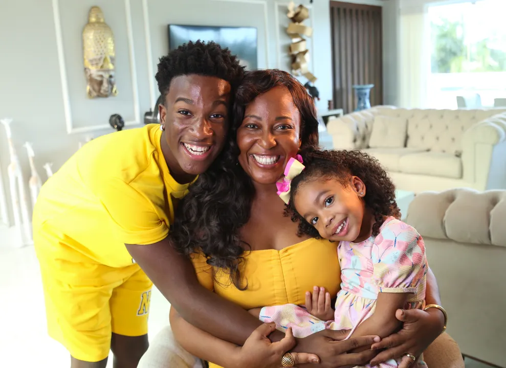 Maíra Azevedo e seus filhos: Aladê Koman e Ayanna Luiza
