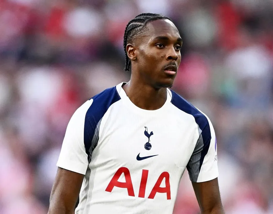 O atacante francês Mathys Tel em ação pelo Tottenham