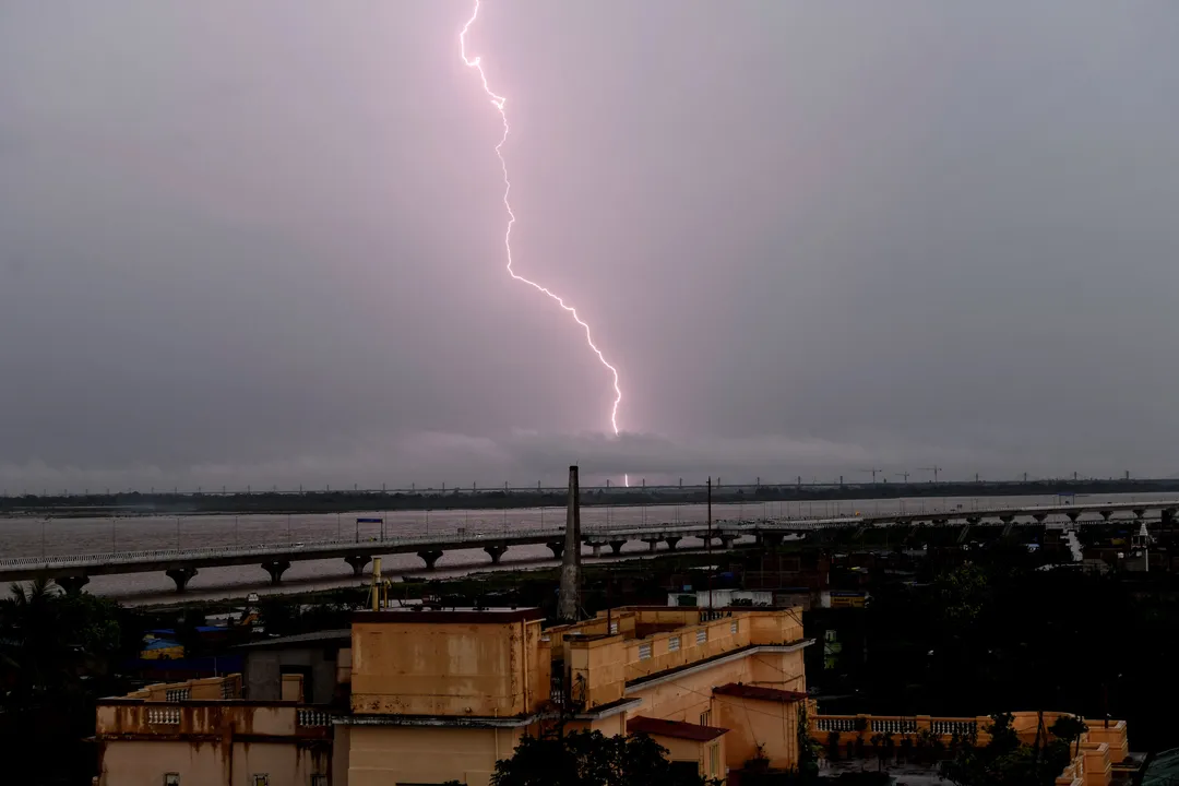 Relâmpagos cruzam o céu cinzento durante as monções em Patna