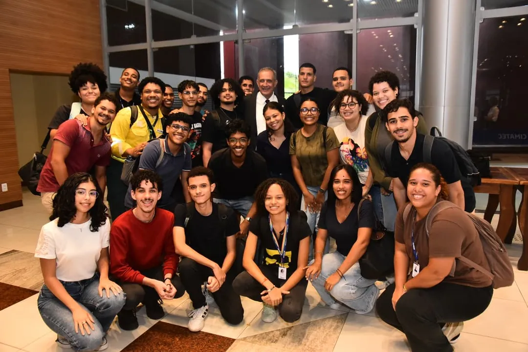 Sérgio Bacci entre alguns dos estudantes beneficiados pelo convênio com o Senai Cimatec