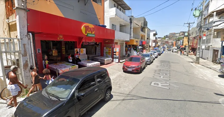 Criminosos utilizaram veículos para forçar a entrada