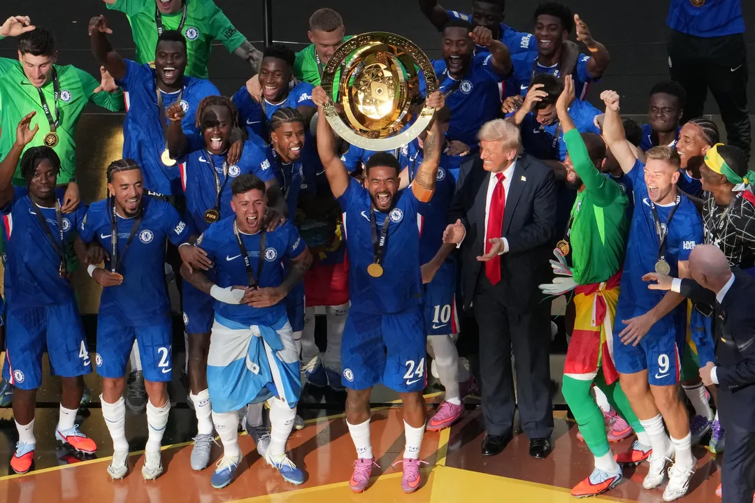 Chelsea vence PSG por 3 a 0 e conquista o Mundial de Clubes. Trump participa da premiação, se recusa a deixar o palco e vira centro das atenções.
