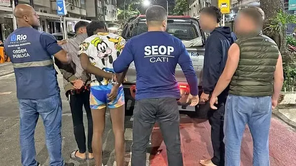 Segundo a polícia, os criminosos utilizaram cartões e celulares das vítimas para realizar compras