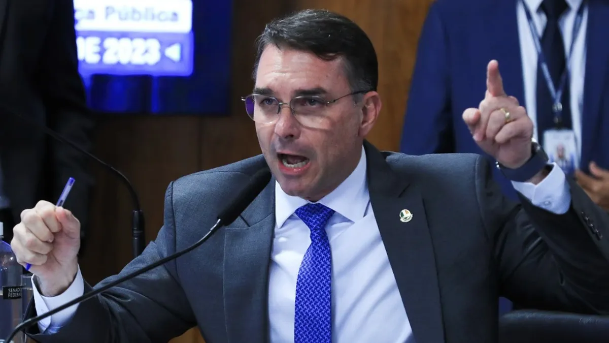 Flávio Bolsonaro pede impeachment de Alexandre de Moraes
